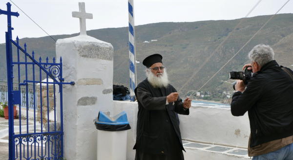 en Potamos el tañedor es el sacerdote