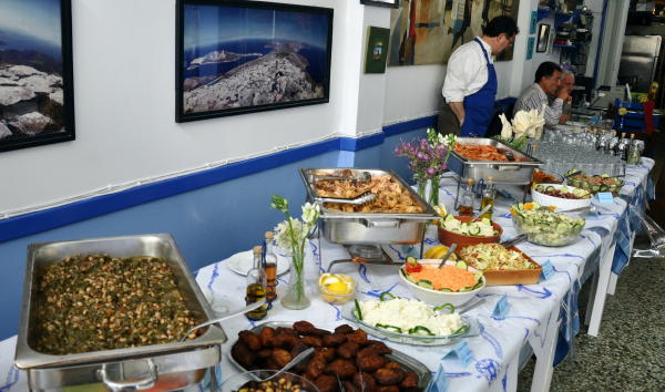 Ormos Egialis, bufé del restaurante Limani