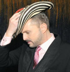 Miguel Bosé con un sombrero vueltiao colombiano