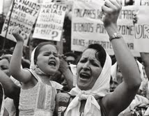 Madre e hija.Plaza de Mayo,1982 © Adriana Lestido