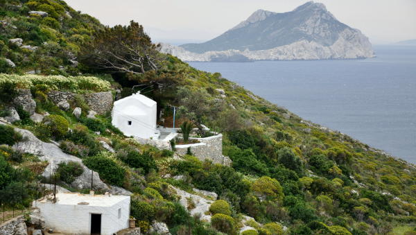 santuario en Potamos; al fondo, la isla de Nikouria