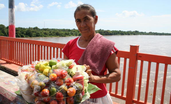 vendedora de jocotes y luminias