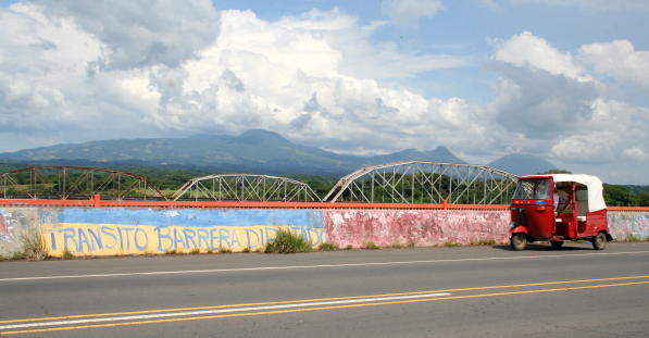 Puente sobre el río Lempa
