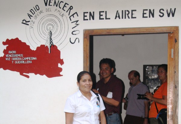 Leo frente a la Radio Venceremos radio