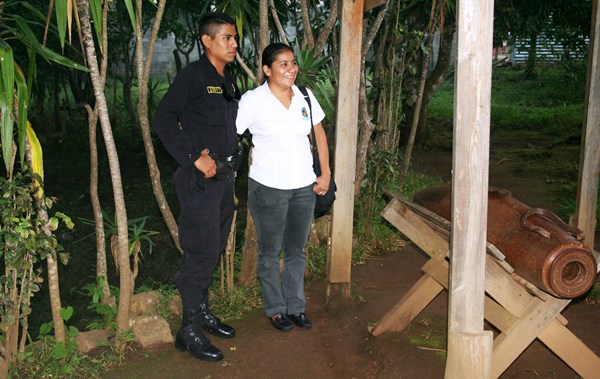 Leonor junto a uno de los policías de turismo sinmiedo