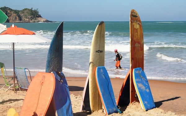 Playa de Penarronda, paseo infinito hacia el mar, surf de fondo