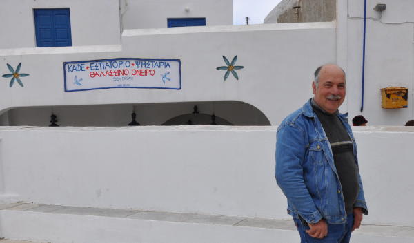 Ianes frente a su restaurante Thalassino Oneiro