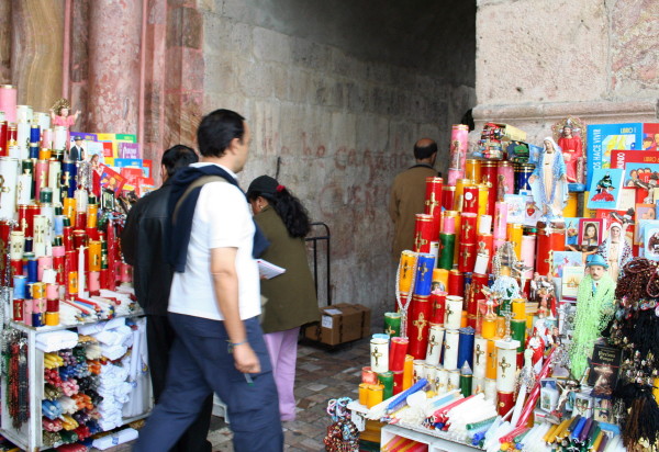 soportales en la entrada de la catedral